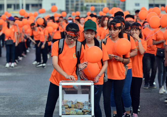 H&agrave;ng ng&agrave;n sinh vi&ecirc;n xuống đường đi bộ v&igrave; nạn nh&acirc;n da cam - Ảnh 9.