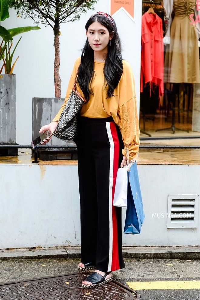 &Aacute;o ph&ocirc;ng, quần jeans, layering - 3 yếu tố đinh trong c&aacute;ch mix đồ chớm thu của giới trẻ H&agrave;n - Ảnh 10.