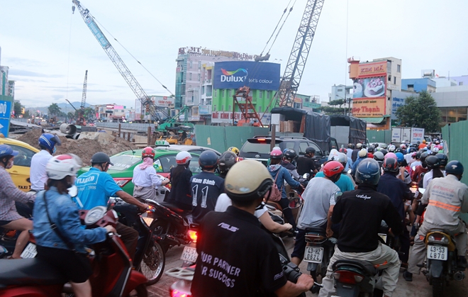 Chùm ảnh: Công trình hầm chui chậm tiến độ, người dân Đà Nẵng mệt mỏi trước cảnh hàng ngàn phương tiện ùn ứ kéo dài - Ảnh 4.