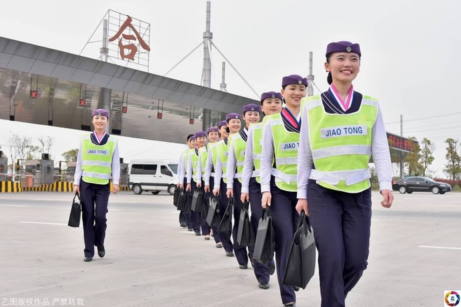Trung Quốc: Nữ nh&acirc;n vi&ecirc;n so&aacute;t v&eacute; cười đến 8.000 lần/ng&agrave;y vẫn tươi như hoa, t&agrave;i xế mong muốn nộp th&ecirc;m ph&iacute; - Ảnh 9.