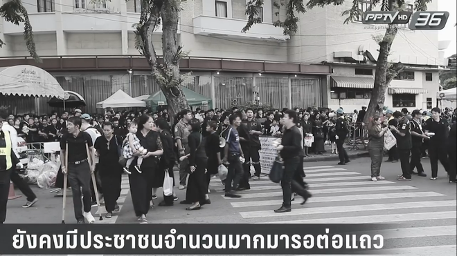 Nghẹn ngào nhìn lại những hình ảnh người dân Thái đến viếng thăm Quốc vương Bhumibol Adulyadej trong gần 1 năm qua - Ảnh 11.