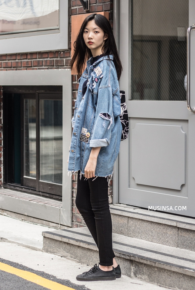 Miền Bắc sắp đ&oacute;n kh&ocirc;ng kh&iacute; lạnh rồi, ngắm ngay street style của c&aacute;c bạn trẻ H&agrave;n để biết c&aacute;ch mix đồ đơn giản m&agrave; đẹp qu&ecirc;n sầu th&ocirc;i - Ảnh 10.