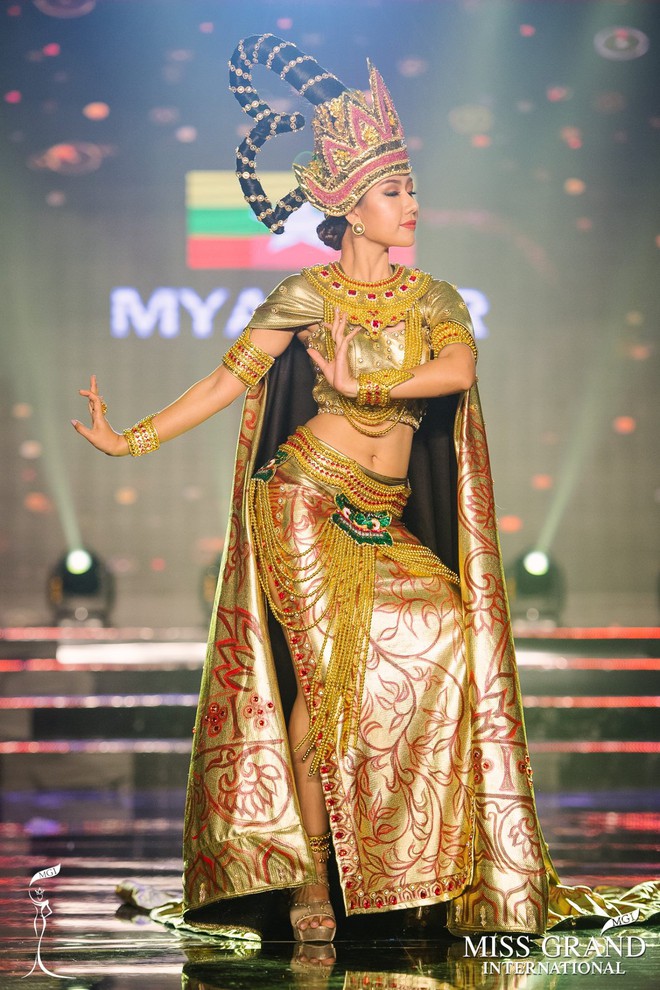 Chuyện hy hữu: BTC &quot;Miss Grand International&quot; c&#244;ng bố nhầm Top 1 b&#236;nh chọn Trang phục d&#226;n tộc giữa Việt Nam v&#224; Indonesia - Ảnh 8.