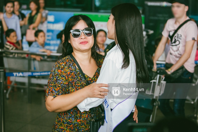 Hoa hậu Mỹ Linh diện trang phục đơn giản, tươi tắn bên mẹ và người hâm mộ tại sân bay Tân Sơn Nhất - Ảnh 9.