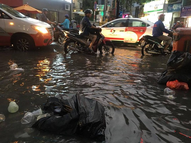 Dù trời mưa nhỏ nhưng nhiều tuyến đường ở trung tâm Sài Gòn vẫn ngập như sông - Ảnh 6.