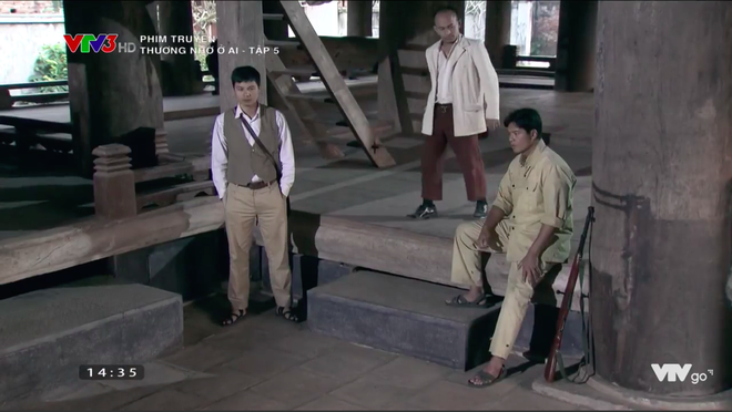 Thương nhớ ở ai tập 5: Cho rằng c&aacute;c b&agrave; go&aacute; rủ nhau đi ngắm &ldquo;giai&rdquo;, Quất bị đ&aacute;nh lăn đ&ugrave;ng ra đất - Ảnh 9.