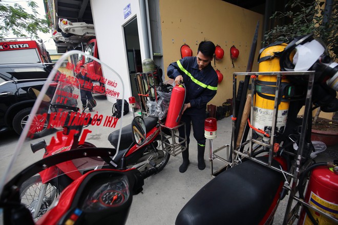 Cảnh s&aacute;t PCCC biến xe m&aacute;y th&agrave;nh xe chữa ch&aacute;y cơ động, ứng ph&oacute; với ch&aacute;y nổ trong ng&otilde; hẹp ở H&agrave; Nội - Ảnh 9.