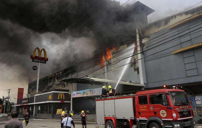 Tổng thống Philippines không kìm được nước mắt khi nghe tin 37 người thiệt mạng trong vụ hỏa hoạn - Ảnh 9.