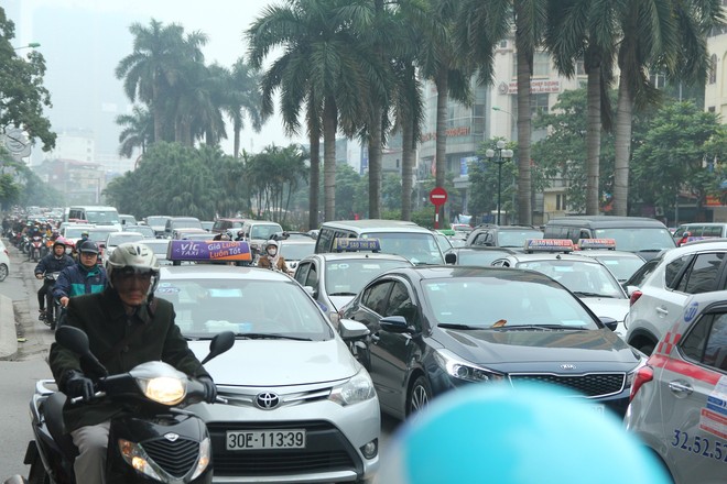 Đường phố Sài Gòn và Hà Nội đông đúc sau ngày làm việc cuối cùng trong năm 2017 - Ảnh 39.