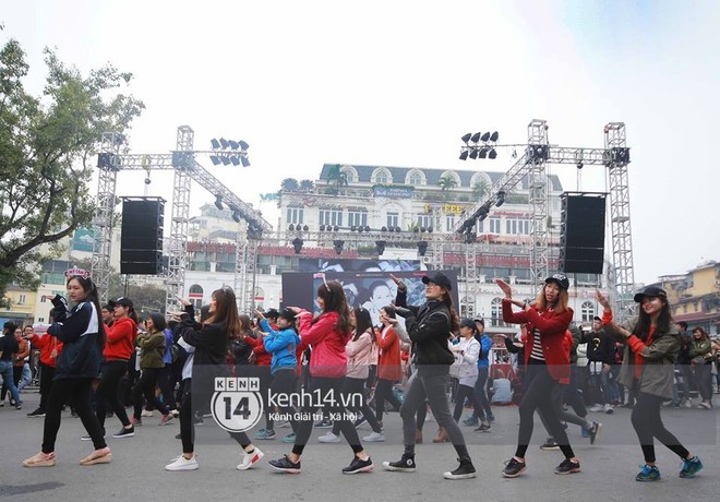 Fan Mỹ Tâm xếp hàng dài ở phố đi bộ Hồ Gươm chờ ký tặng từ sớm, nhảy flashmob vũ điệu say rượu tưng bừng - Ảnh 2.