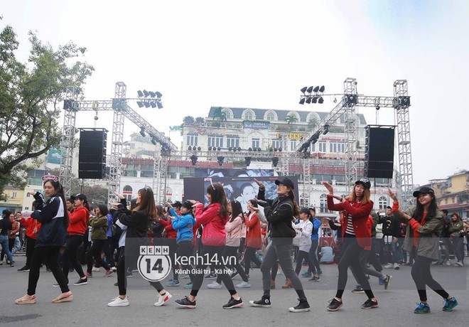 Fan Mỹ T&acirc;m xếp h&agrave;ng d&agrave;i ở phố đi bộ Hồ Gươm chờ k&yacute; tặng từ sớm, nhảy flashmob vũ điệu say rượu tưng bừng - Ảnh 2.