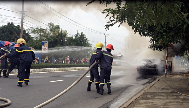 Ô tô 4 chỗ bốc cháy ngùn ngụt giữa đường phố Đà Nẵng, nhiều người tháo chạy - Ảnh 4.