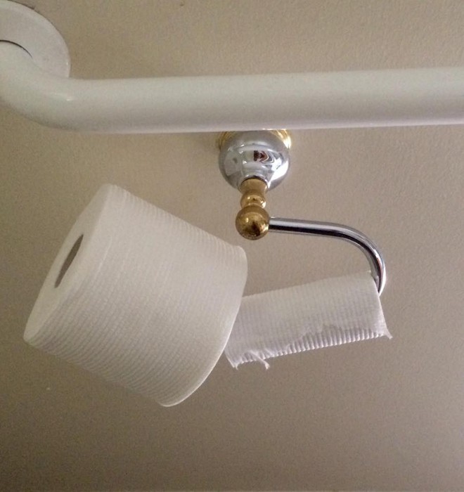 15 cảnh ngang tr&aacute;i chỉ c&oacute; thể t&igrave;m thấy trong toilet - Ảnh 9.