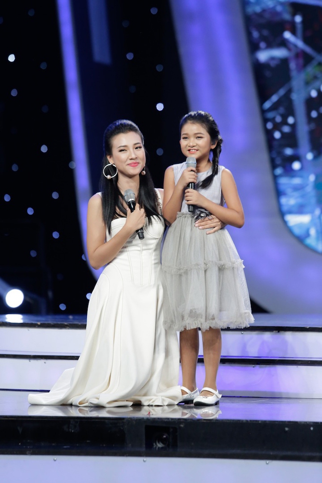 Vietnam Idol Kids: Bích Phương bật khóc khi nhìn cô bé khiếm thị nhún nhảy lạc quan - Ảnh 7.