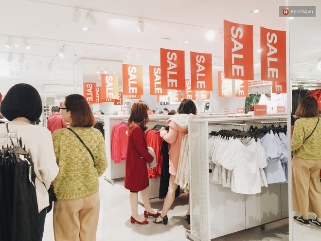 Thông báo sale tới 50%, H&M khiến tín đồ thời trang Hà Nội hụt hẫng vì sale quá ít đồ và không sale đồ Đông - Ảnh 2.