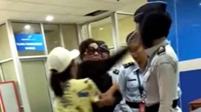 Bị yêu cầu tháo đồng hồ khi qua cổng an ninh, vợ cảnh sát trưởng tức tối tát thẳng vào mặt nữ nhân viên sân bay - Ảnh 2.