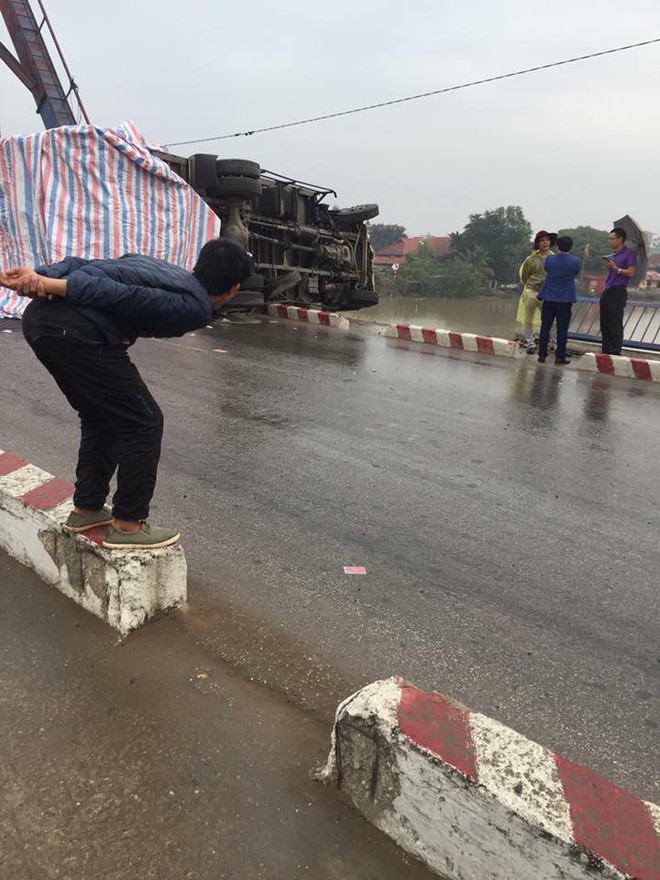 Hải Ph&ograve;ng: Xe tải lật đ&egrave; hai mẹ con đi SH, một người tử vong tại chỗ - Ảnh 1.