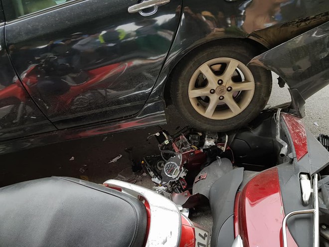 Hà Nội: Xe Mercedes mất lái cán nát ít nhất 2 xe máy - Ảnh 1.