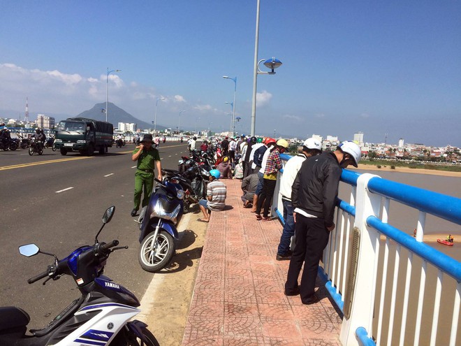 Phú Yên: Bỏ lại dép và xe máy trên cầu, nam thanh niên mất tích bí ẩn - Ảnh 1.