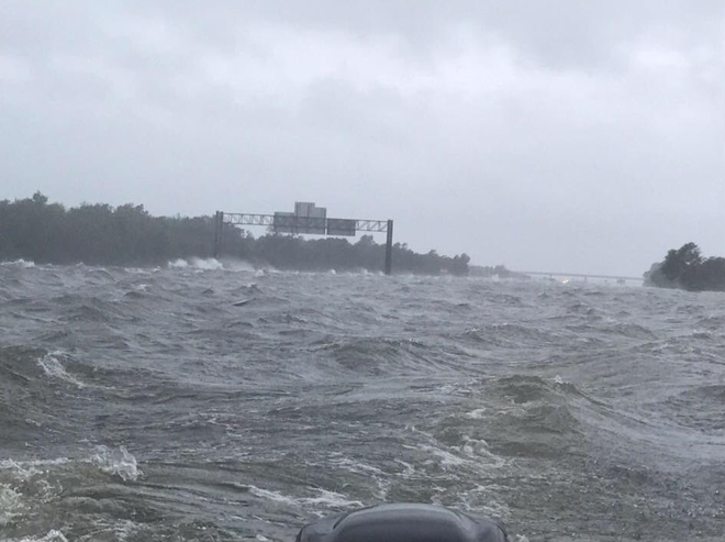 Biển sóng dữ dội như ngoài đại dương này chính là tuyến đường cao tốc tại Texas sau bão Harvey - Ảnh 2.