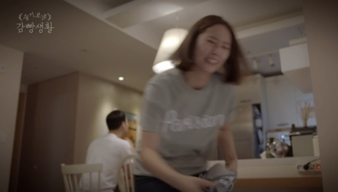 Netizen Hàn phát sốt vì cảnh Krystal cởi bra ngay trên sóng truyền hình - Ảnh 4.