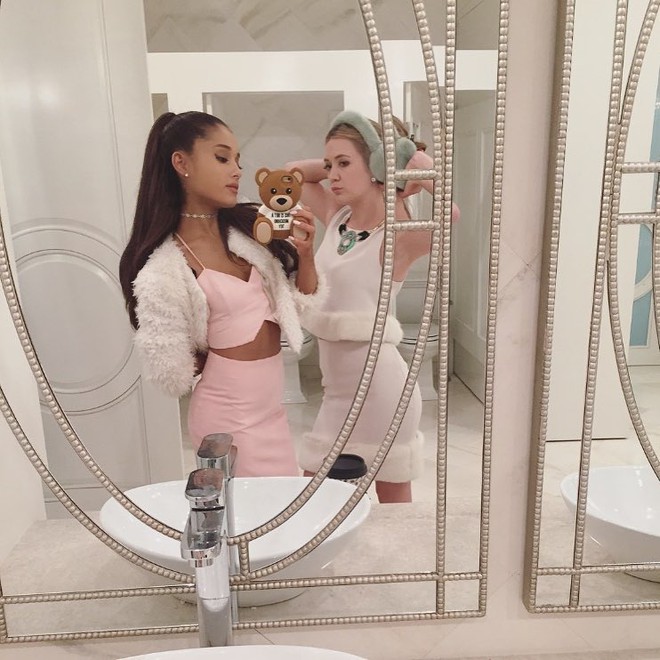 Đ&acirc;y ch&iacute;nh x&aacute;c l&agrave; 3 thứ lu&ocirc;n c&oacute; trong tủ đồ của Ariana Grande - Ảnh 19.