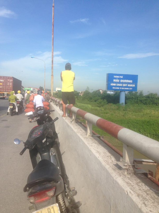 Hải Dương: Đang đi c&ugrave;ng bố, nam thanh ni&ecirc;n nhảy cầu tự tử - Ảnh 4.