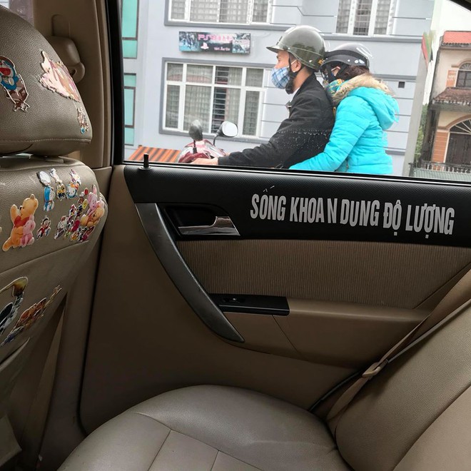 Chiếc xe Uber dán chi chít sticker hoạt hình khiến mọi người mê tít - Ảnh 3.