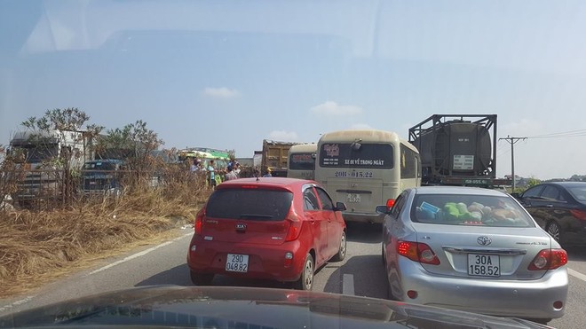 H&agrave; Nội: Xe 30 chỗ t&ocirc;ng v&agrave;o đu&ocirc;i xe ben, nhiều người thương vong - Ảnh 2.