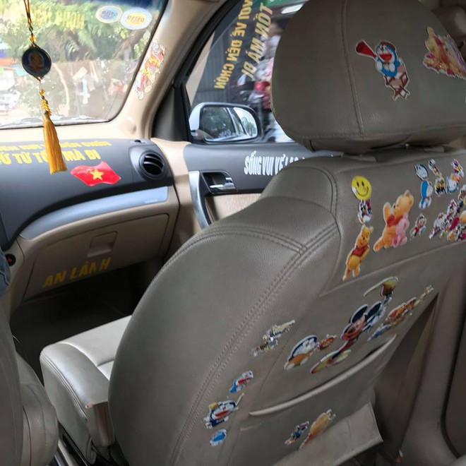 Chiếc xe Uber dán chi chít sticker hoạt hình khiến mọi người mê tít - Ảnh 4.