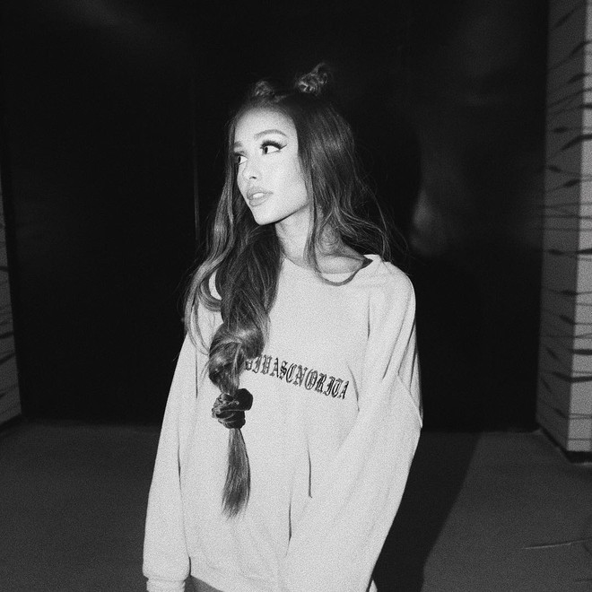Đ&acirc;y ch&iacute;nh x&aacute;c l&agrave; 3 thứ lu&ocirc;n c&oacute; trong tủ đồ của Ariana Grande - Ảnh 5.