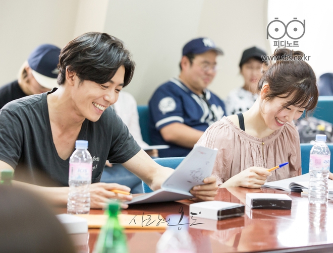 Mê mệt hai trai đẹp siêu lịch lãm theo đuổi Seo Hyun Jin trong phim mới - Ảnh 20.