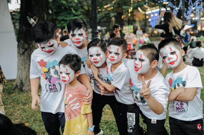 H&agrave;ng trăm t&ecirc;n hề nh&iacute; của phim IT nhảy m&uacute;a cực đ&aacute;ng y&ecirc;u trong ng&agrave;y Halloween - Ảnh 14.