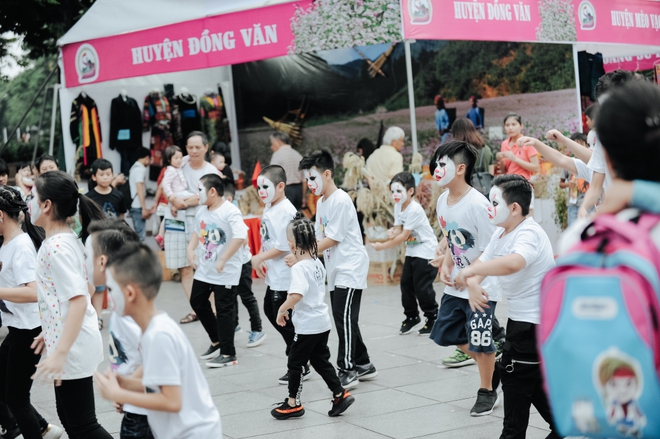 H&agrave;ng trăm t&ecirc;n hề nh&iacute; của phim IT nhảy m&uacute;a cực đ&aacute;ng y&ecirc;u trong ng&agrave;y Halloween - Ảnh 13.