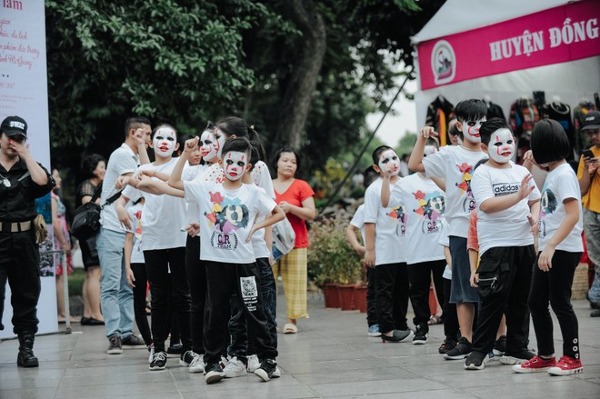 H&agrave;ng trăm t&ecirc;n hề nh&iacute; của phim IT nhảy m&uacute;a cực đ&aacute;ng y&ecirc;u trong ng&agrave;y Halloween - Ảnh 12.