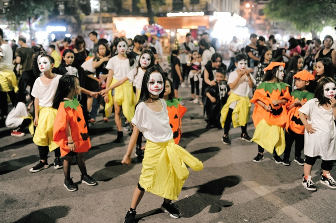 H&agrave;ng trăm t&ecirc;n hề nh&iacute; của phim IT nhảy m&uacute;a cực đ&aacute;ng y&ecirc;u trong ng&agrave;y Halloween - Ảnh 3.