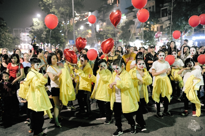 H&agrave;ng trăm t&ecirc;n hề nh&iacute; của phim IT nhảy m&uacute;a cực đ&aacute;ng y&ecirc;u trong ng&agrave;y Halloween - Ảnh 2.