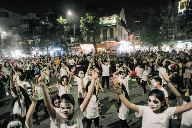 H&agrave;ng trăm t&ecirc;n hề nh&iacute; của phim IT nhảy m&uacute;a cực đ&aacute;ng y&ecirc;u trong ng&agrave;y Halloween - Ảnh 10.