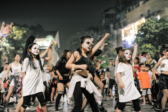 H&agrave;ng trăm t&ecirc;n hề nh&iacute; của phim IT nhảy m&uacute;a cực đ&aacute;ng y&ecirc;u trong ng&agrave;y Halloween - Ảnh 9.