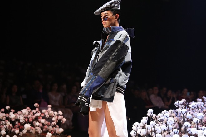 Người mẫu tomboy nhất Việt Nam để lộ 100% vòng 1 trên sàn diễn Elle Fashion Show - Ảnh 3.