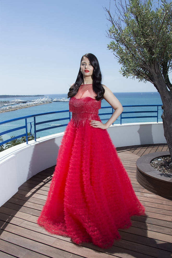 Không đến Cannes thì thôi, đã xuất hiện thì Aishwarya Rai hầu như luôn đẹp hết phần người khác! - Ảnh 37.