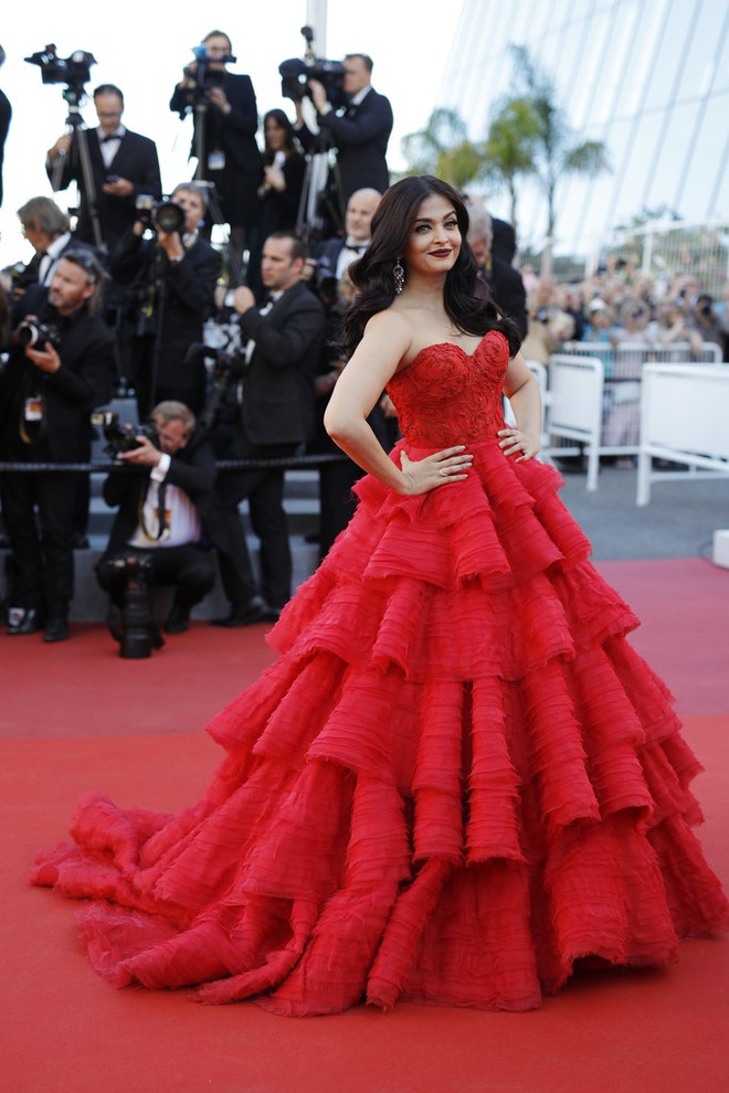 Không đến Cannes thì thôi, đã xuất hiện thì Aishwarya Rai hầu như luôn đẹp hết phần người khác! - Ảnh 49.