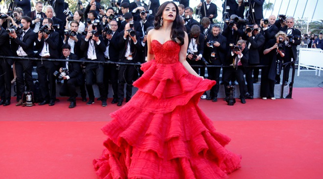 Không đến Cannes thì thôi, đã xuất hiện thì Aishwarya Rai hầu như luôn đẹp hết phần người khác! - Ảnh 48.