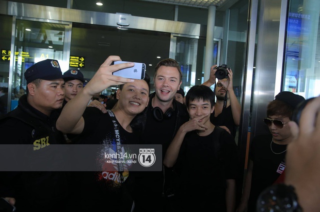 DJ Faded Alan Walker cởi bỏ mặt nạ trong dịp hiếm hoi khi xuất hiện tại sân bay Nội Bài - Ảnh 14.
