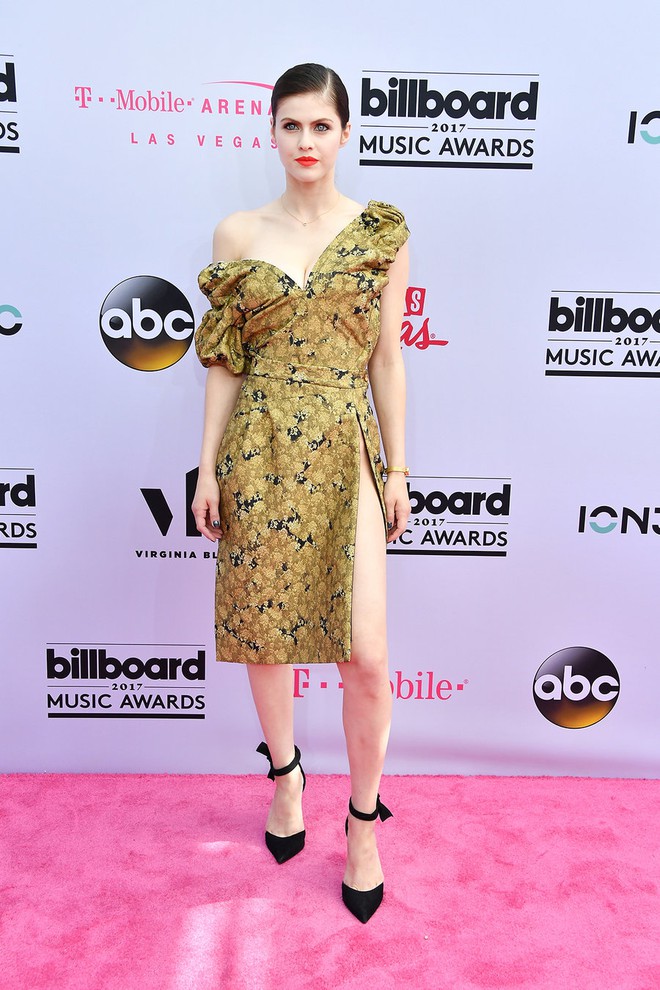 Thảm đỏ Billboard Awards: BTS xuất hiện điển trai c&ugrave;ng c&aacute;c sao quốc tế ăn mặc kỳ qu&aacute;i - Ảnh 19.