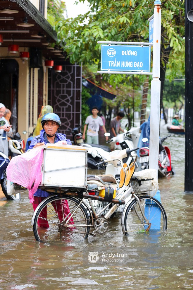 Chùm ảnh: Hội An nước ngập thành sông do ảnh hưởng của bão, người dân và du khách chật vật dùng thuyền bè di chuyển - Ảnh 8.