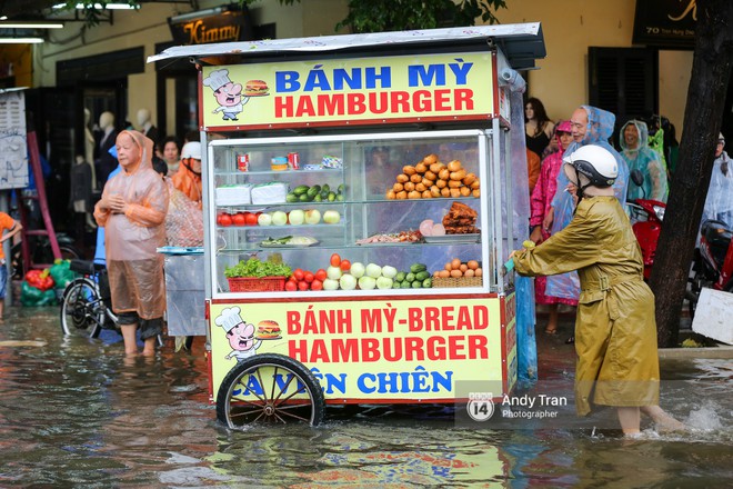 Chùm ảnh: Hội An nước ngập thành sông do ảnh hưởng của bão, người dân và du khách chật vật dùng thuyền bè di chuyển - Ảnh 9.