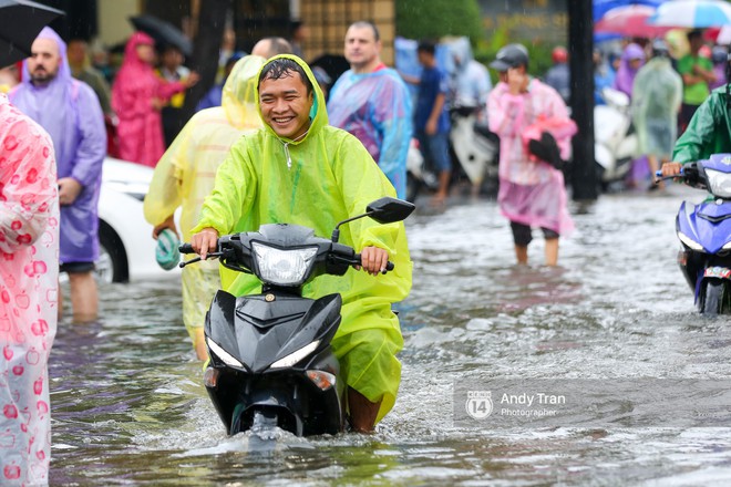 Chùm ảnh: Hội An nước ngập thành sông do ảnh hưởng của bão, người dân và du khách chật vật dùng thuyền bè di chuyển - Ảnh 6.