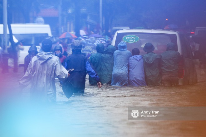 Chùm ảnh: Hội An nước ngập thành sông do ảnh hưởng của bão, người dân và du khách chật vật dùng thuyền bè di chuyển - Ảnh 11.