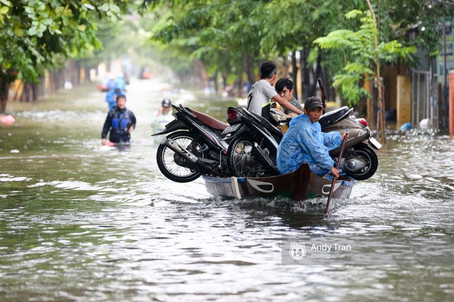 Chùm ảnh: Hội An nước ngập thành sông do ảnh hưởng của bão, người dân và du khách chật vật dùng thuyền bè di chuyển - Ảnh 12.